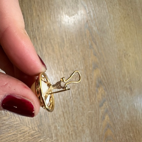 Elegant Gold and Pearl clip on Earrings 14K - Picture 4 of 4